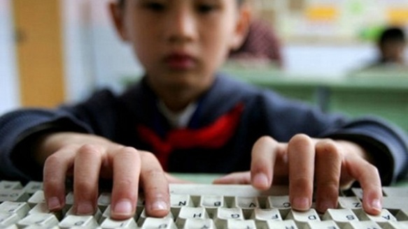 Criança Usando PC. Fonte desconhecida